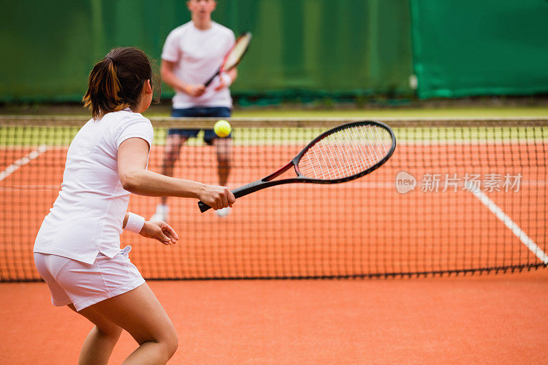 网球运动员在球场上进行比赛