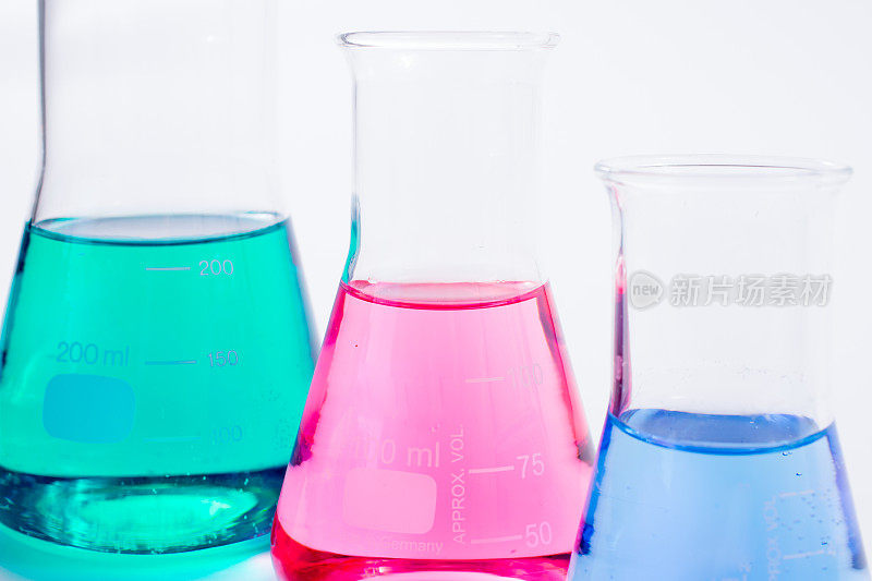 化学和医学实验室研究。带有彩色液体和试剂的玻璃器皿。实验室烧杯和玻璃器皿