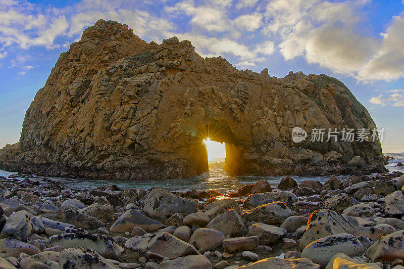 法伊弗海滩锁孔岩