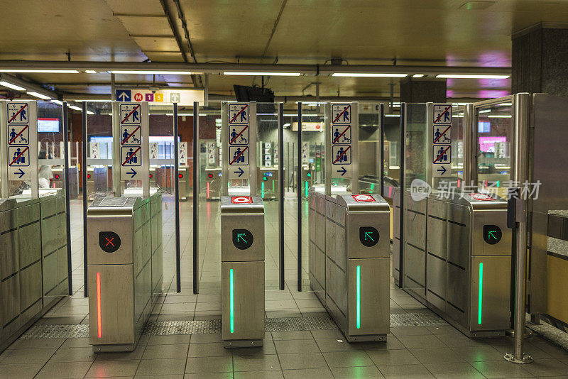 地铁车站的自动门禁检票口