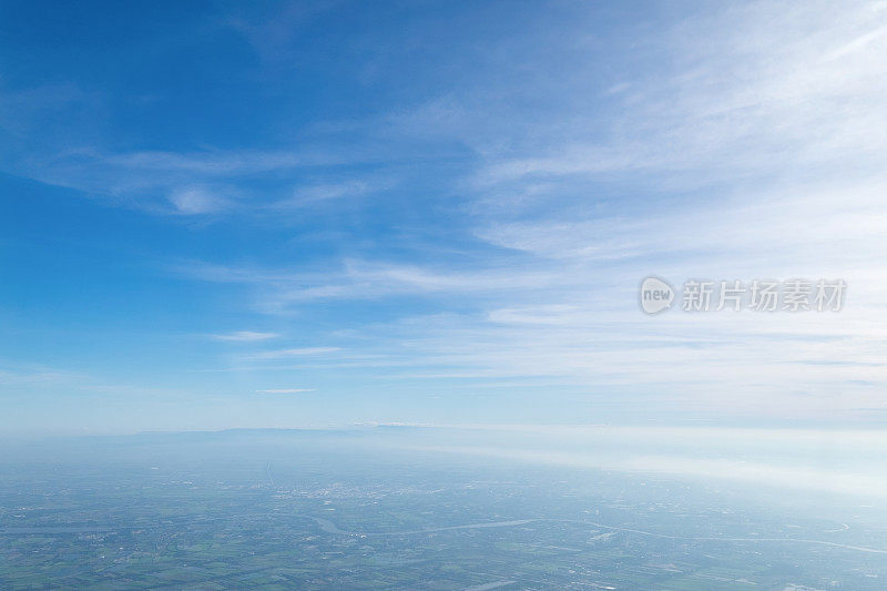 从飞机窗口俯瞰，自然云景作为拷贝空间。