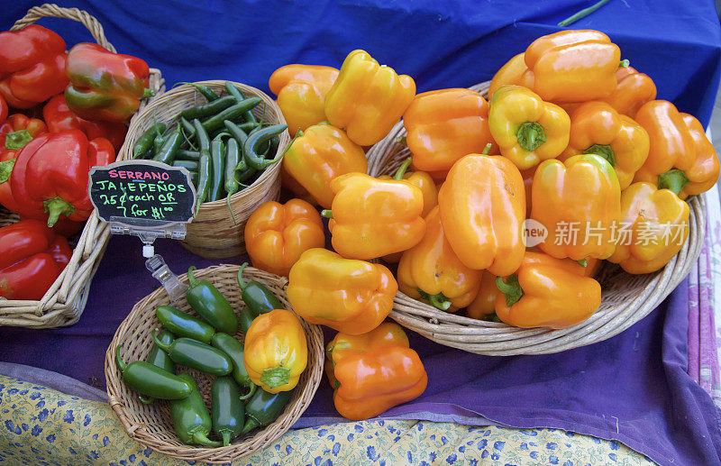 农贸市场的橙椒红椒和塞拉诺椒