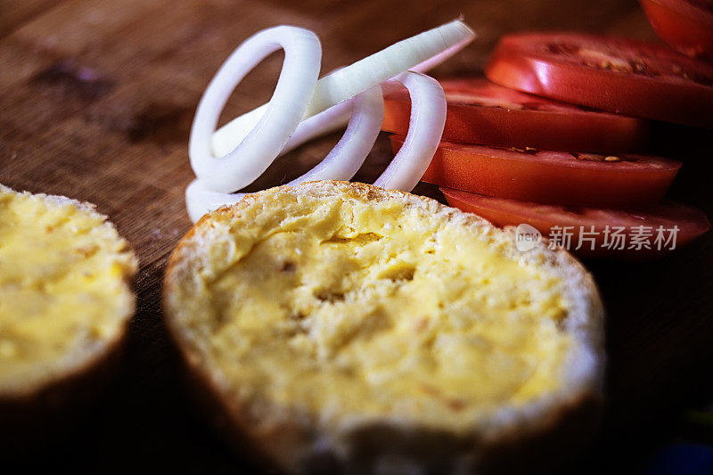 黄油面包配生番茄和洋葱