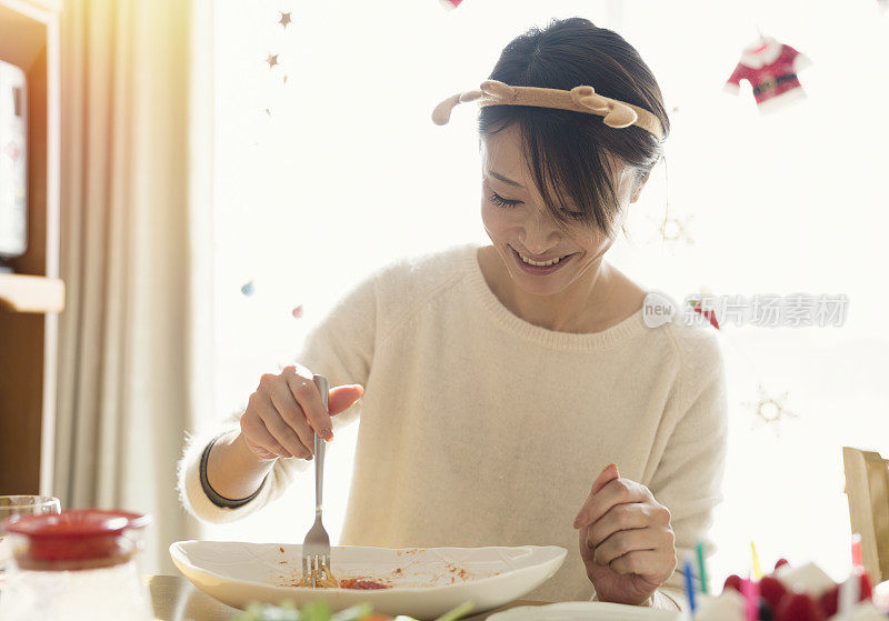 妈妈和女儿喜欢吃圣诞食品