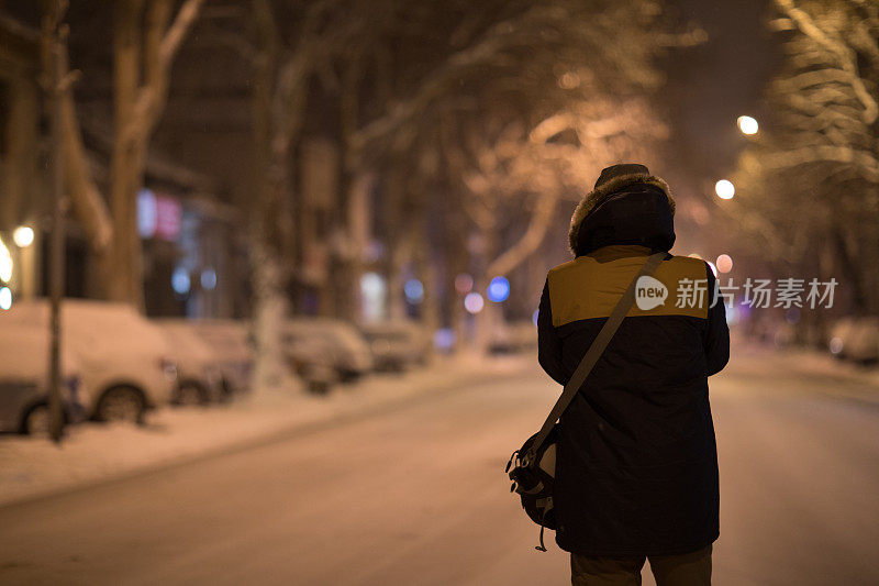 夜城漫步在雪中