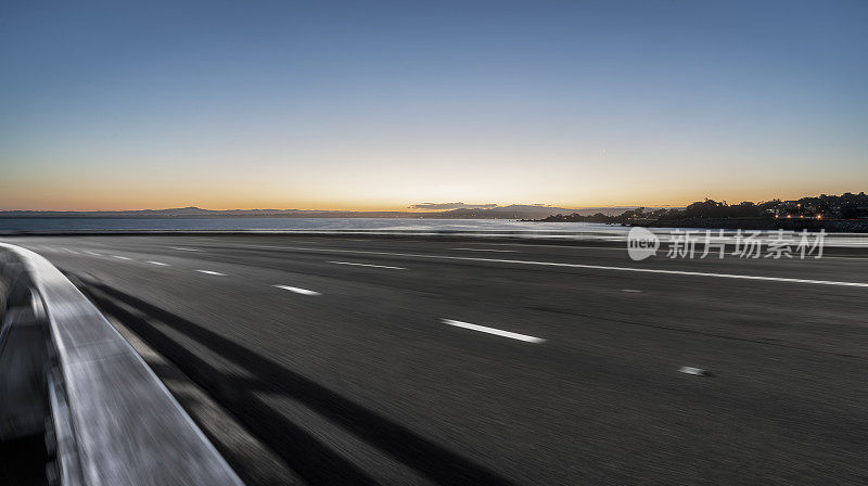 模糊的运动海岸道路对天空