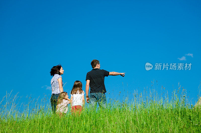 一家人站在山顶上
