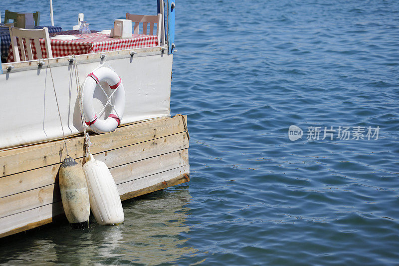 爱琴海海滩的餐厅餐桌