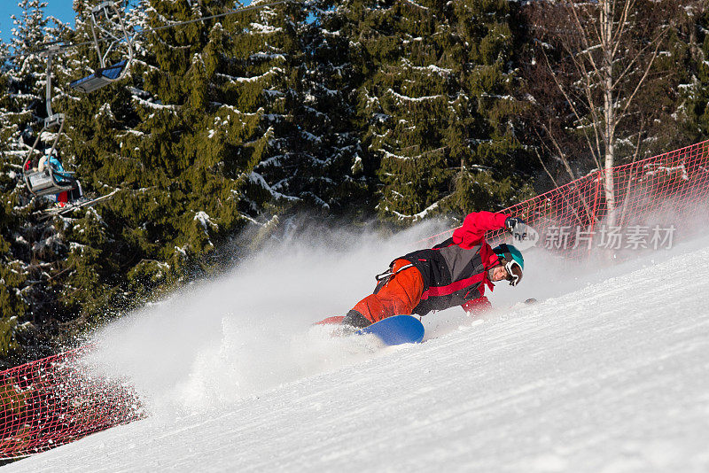 在山区冬季滑雪场的斜坡上滑雪的自由骑手。森林作为背景。自由滑雪滑雪