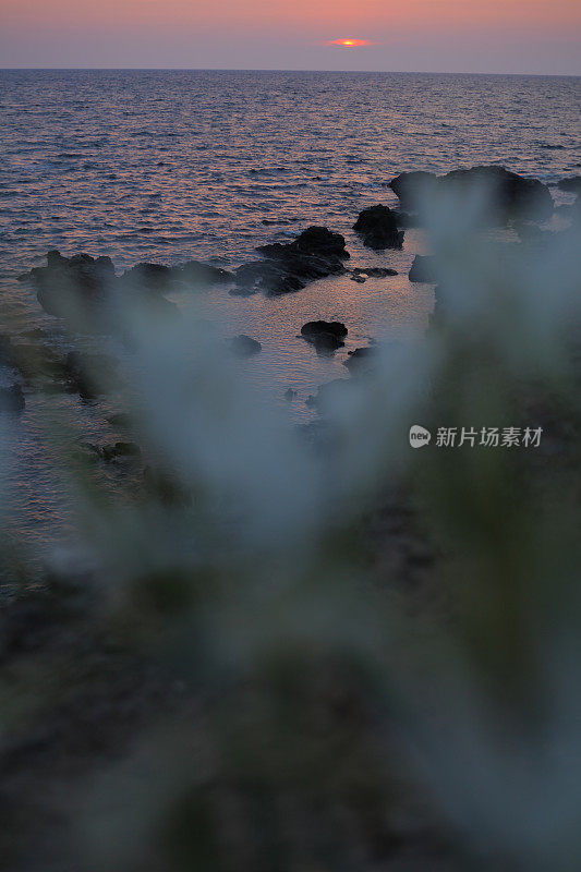 平静的海上日落