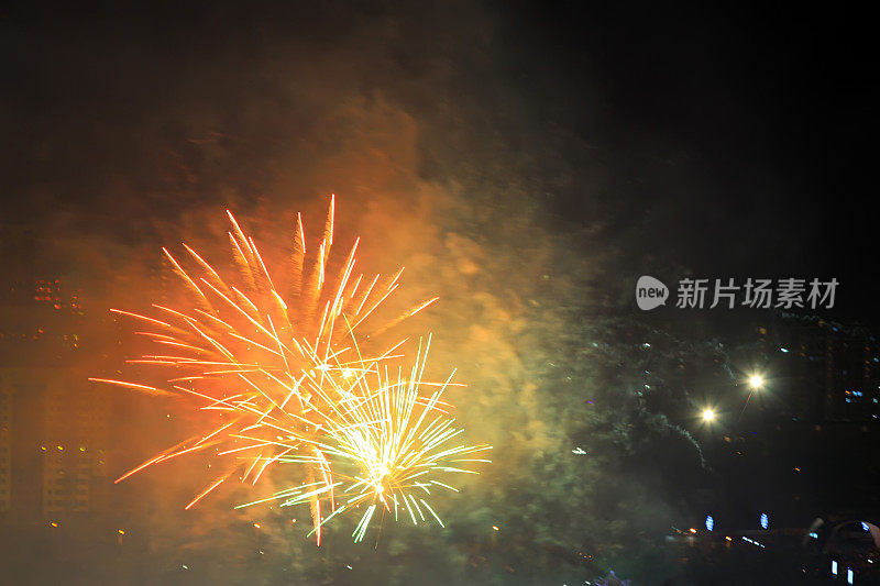 烟花在夜空中，在中国的元宵节