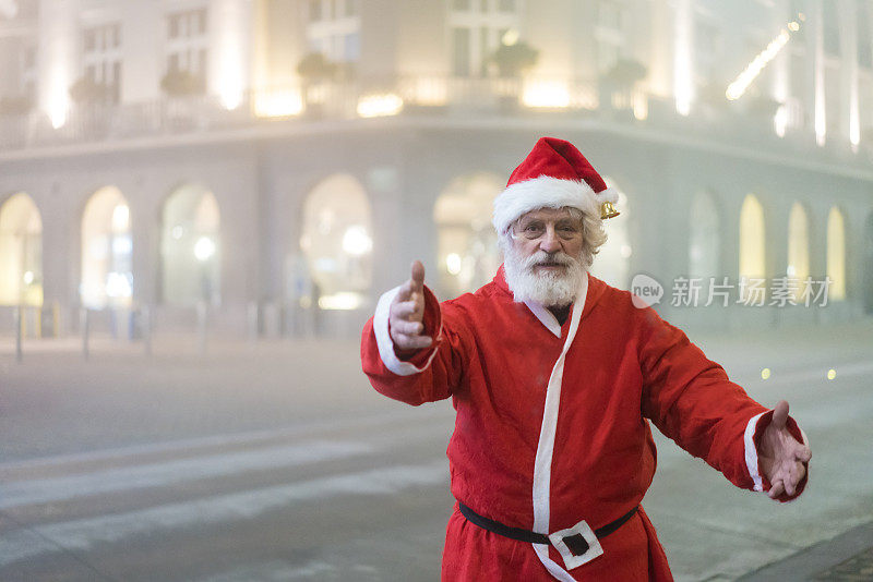 圣诞老人在卢布尔雅那的大街上挥手