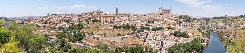 西班牙托莱多市和城堡的空中全景图