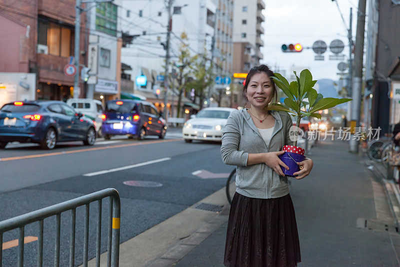 女人带着植物