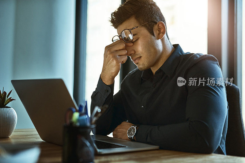 当工作压力引发严重偏头痛时