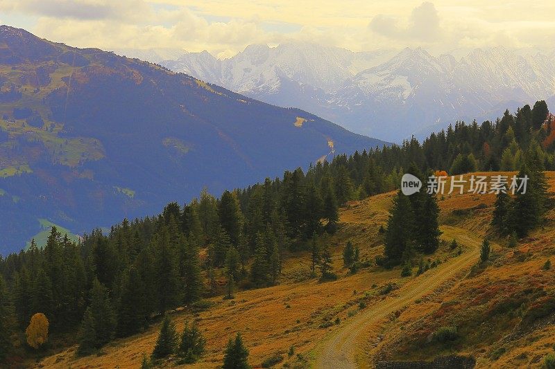 奥地利蒂洛尔白雪覆盖的阿尔卑斯山，齐勒塔尔山谷之上的乡村公路山口