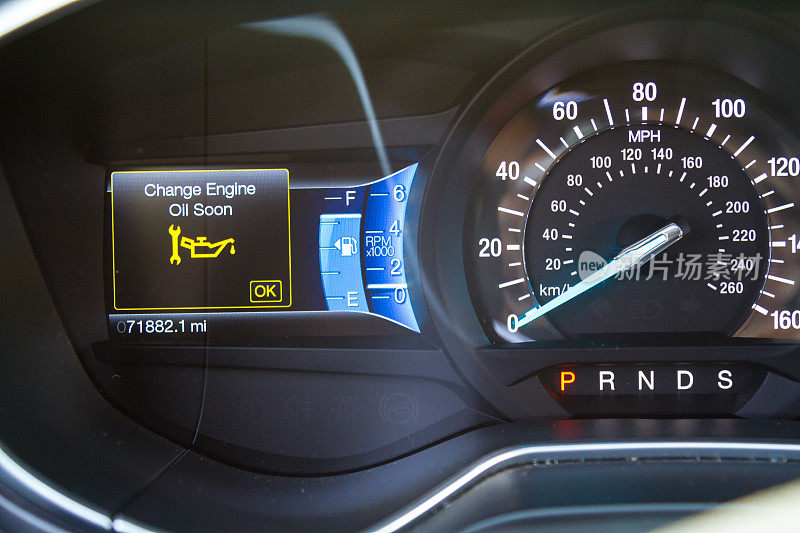 汽车仪表盘上有立即更换机油的信息
