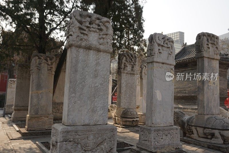道教道观位于中国北京，有宗教造像部门来世