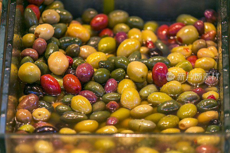 土耳其伊斯坦布尔的一家商店出售盐水腌的绿色橄榄水果作为传统早餐