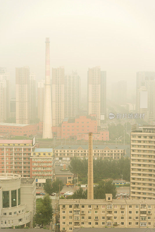 城市里的建筑物被雾笼罩着