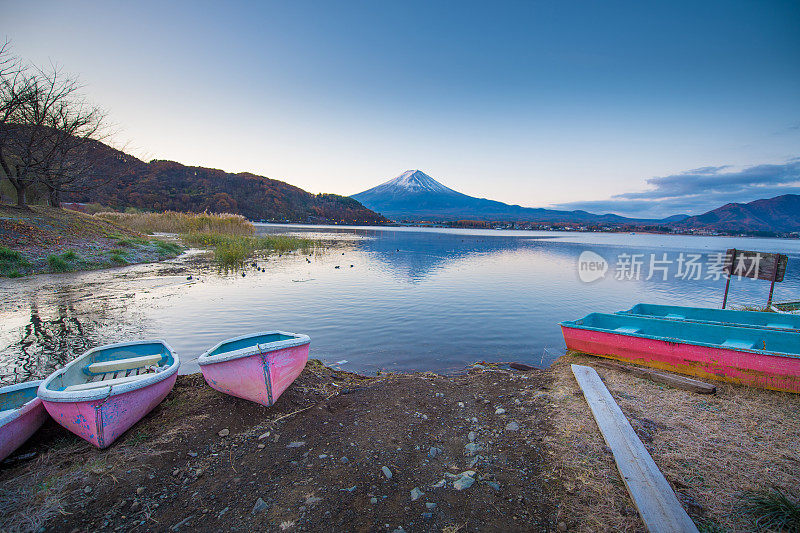 富士山川口湖的皮划艇