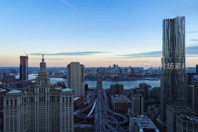 曼哈顿市中心全景，穿过布鲁克林大桥和东河通往布鲁克林。天际线包括主要建筑:曼哈顿市政大楼，布鲁克林大桥广场，纽约盖里，等等。