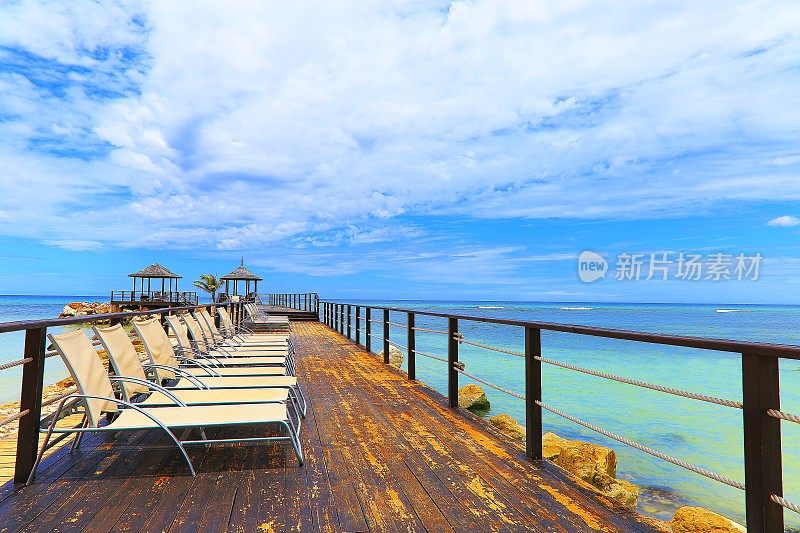 牙买加蒙特哥湾防波堤上的沙滩椅、休息室码头和凉亭