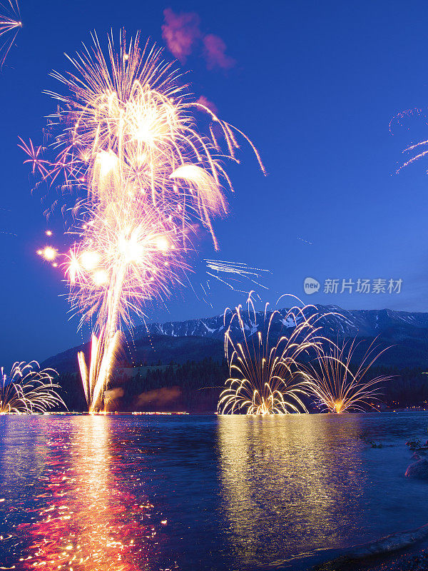 在山上的一个湖上庆祝独立日