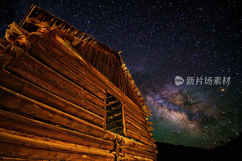 老西部小屋家园银河系天体摄影夜晚景观