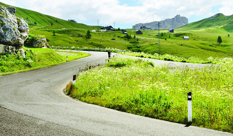 在山路上骑自行车