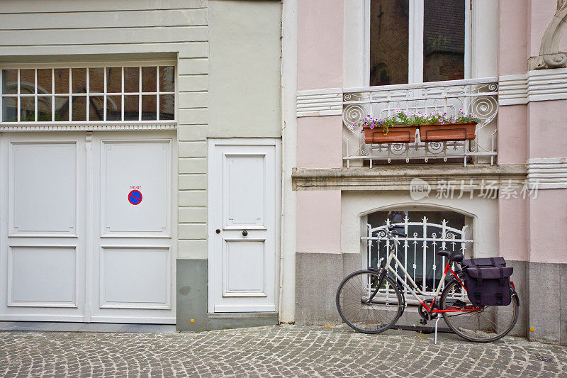 住宅区外停放的自行车