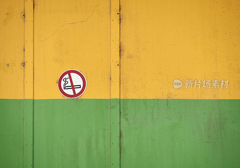 旧铁门上有禁烟标志