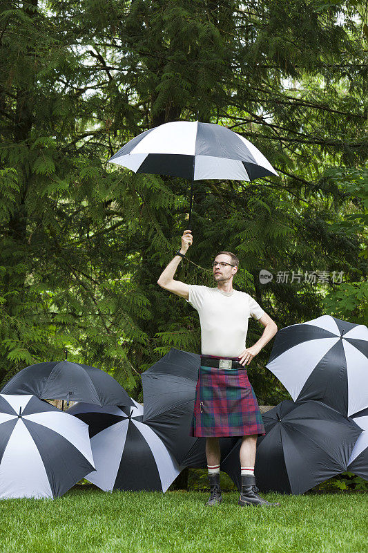 一个拿着雨伞的男人的肖像