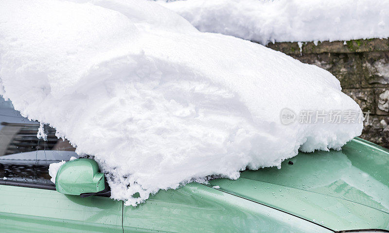 汽车被困在雪地里