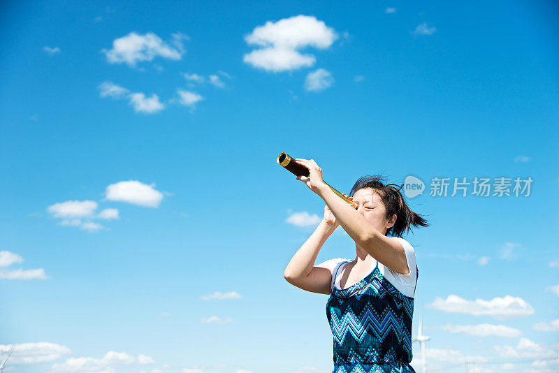 一位妇女用望远镜看天空