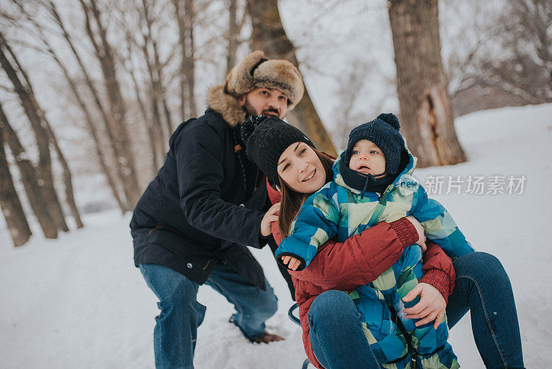 雪中阖家欢乐