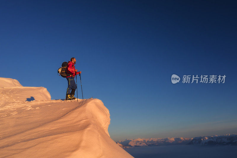 日落-滑雪登山者在山顶享受日落-阿尔卑斯