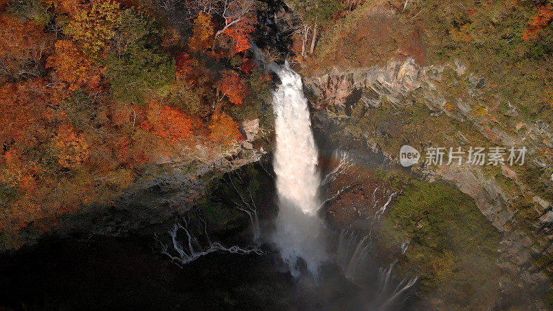 鸟瞰图Kegon瀑布和秋天的树叶，日光，枥木，日本