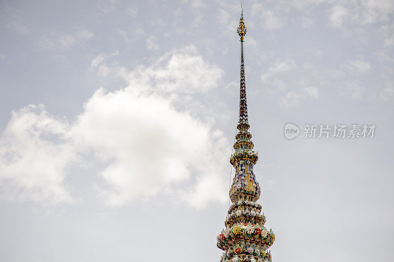 卧佛寺塔顶在天空中