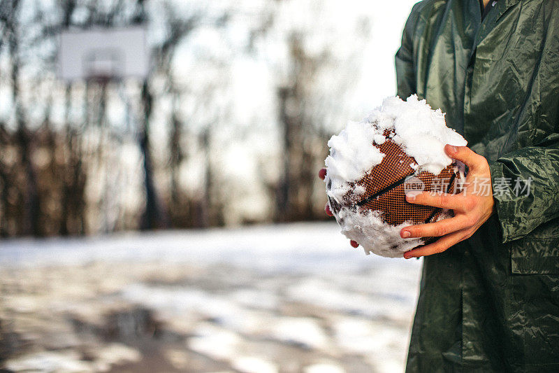 篮球运动员在雪地上练习