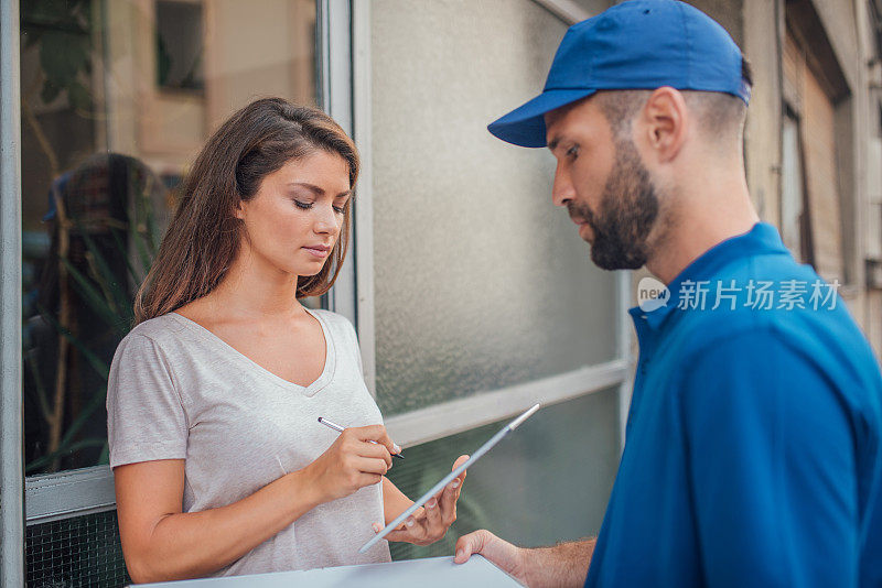 男人看着拿着平板电脑的女人