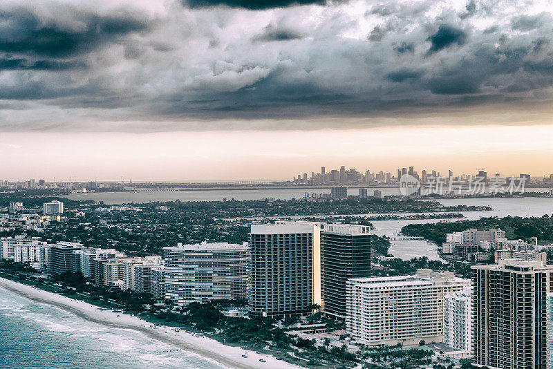 日落时南海滩的鸟瞰图。公园和摩天大楼。迈阿密海滩。佛罗里达
