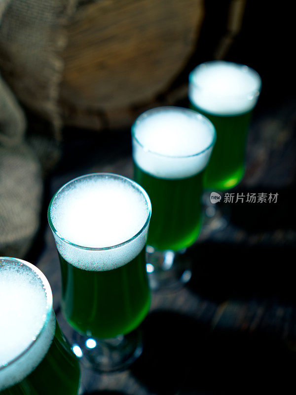 绿色的啤酒
