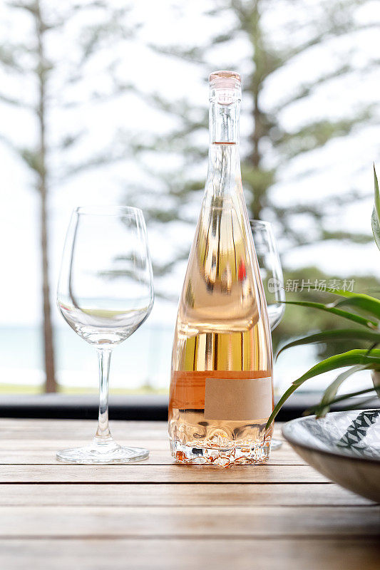 在观景阳台上有空白标签的酒瓶和酒杯