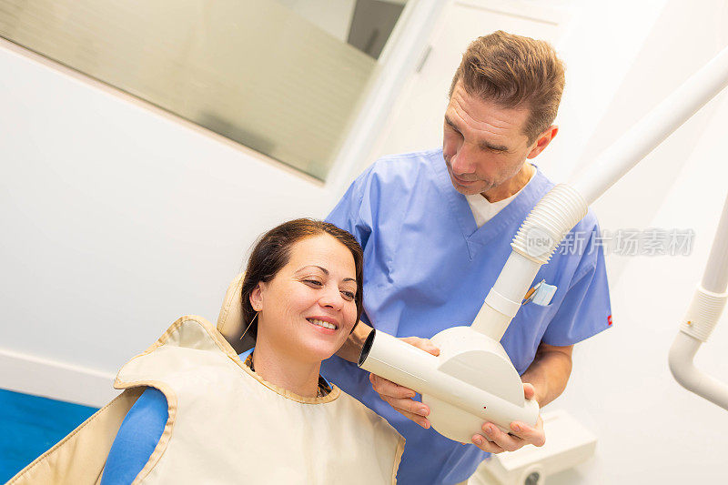牙医给病人做牙齿x光检查