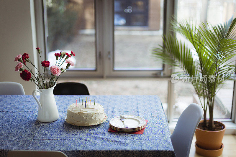 桌上放着蜡烛的生日蛋糕