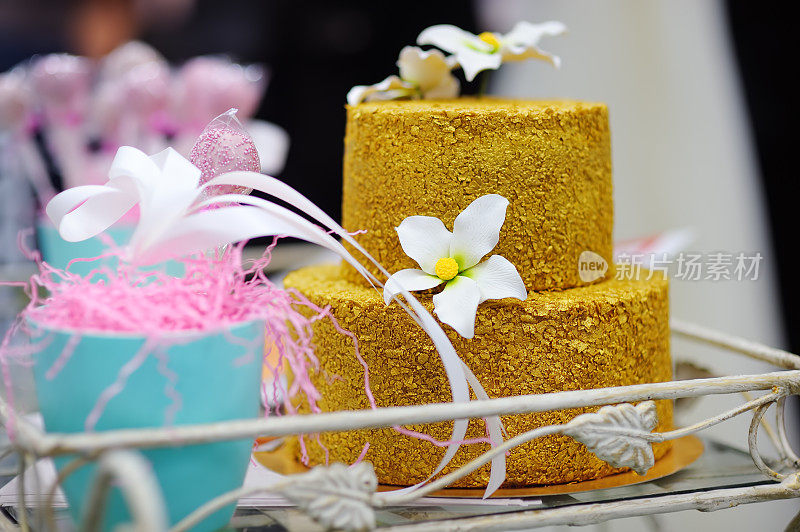 用白糖花装饰的金婚蛋糕。