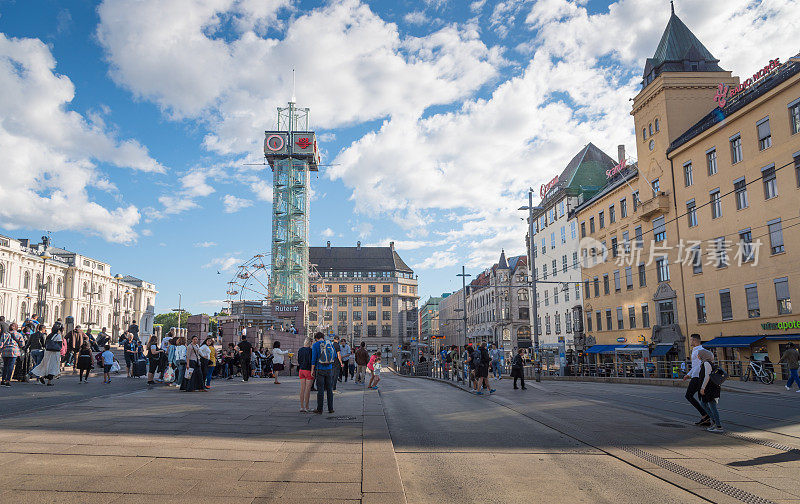奥斯陆市政厅的广角视图和街道风景旅游在奥斯陆，挪威在夏天的时间