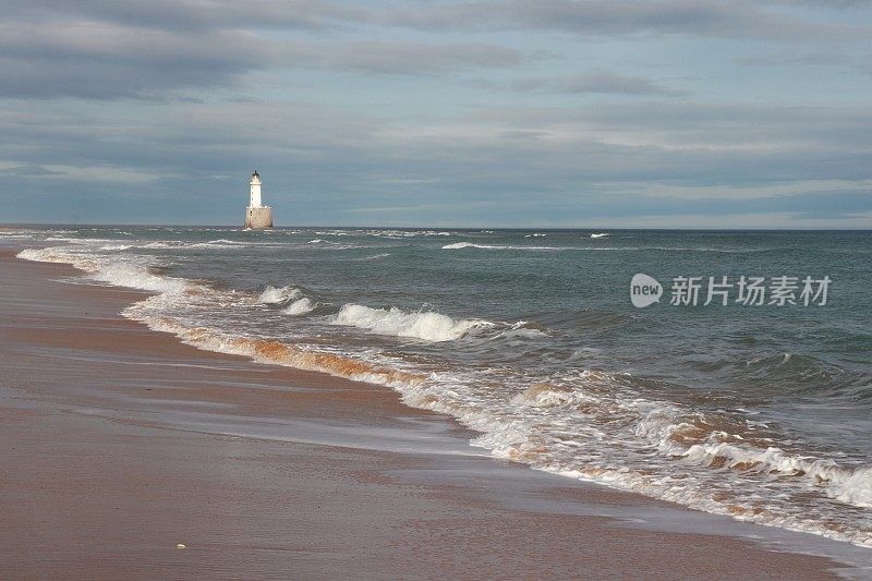 海上花岗岩平台上的白色灯塔，带有复制空间