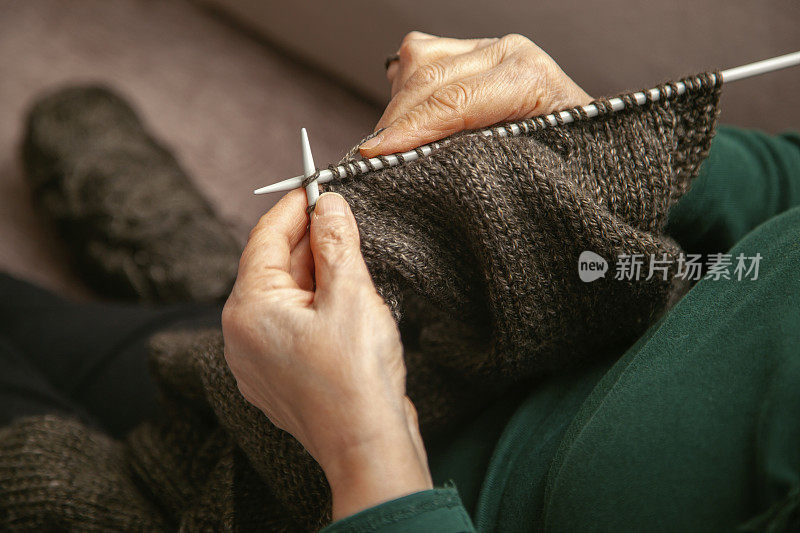 老妇人在家里编织
